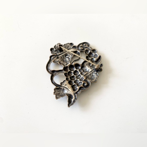 Antique Vintage Art Nouveau Vineyard Grapes & Leaves Silver Brooch Sash Pin. - Picture 2 of 5